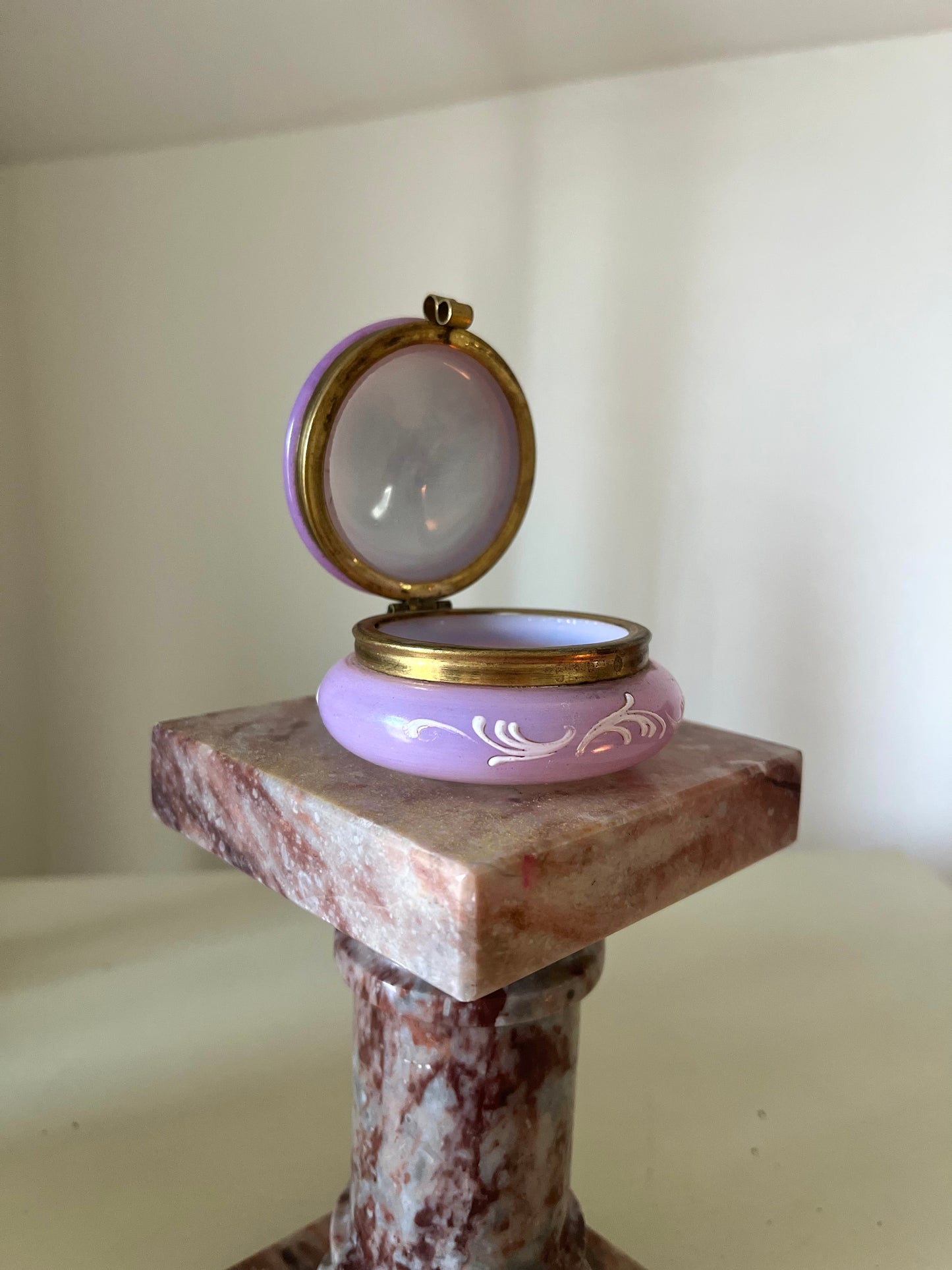 19th C.FRENCH OPALINE ART GLASS POWDER BOX WITH HAND PAINTED CHERUBS