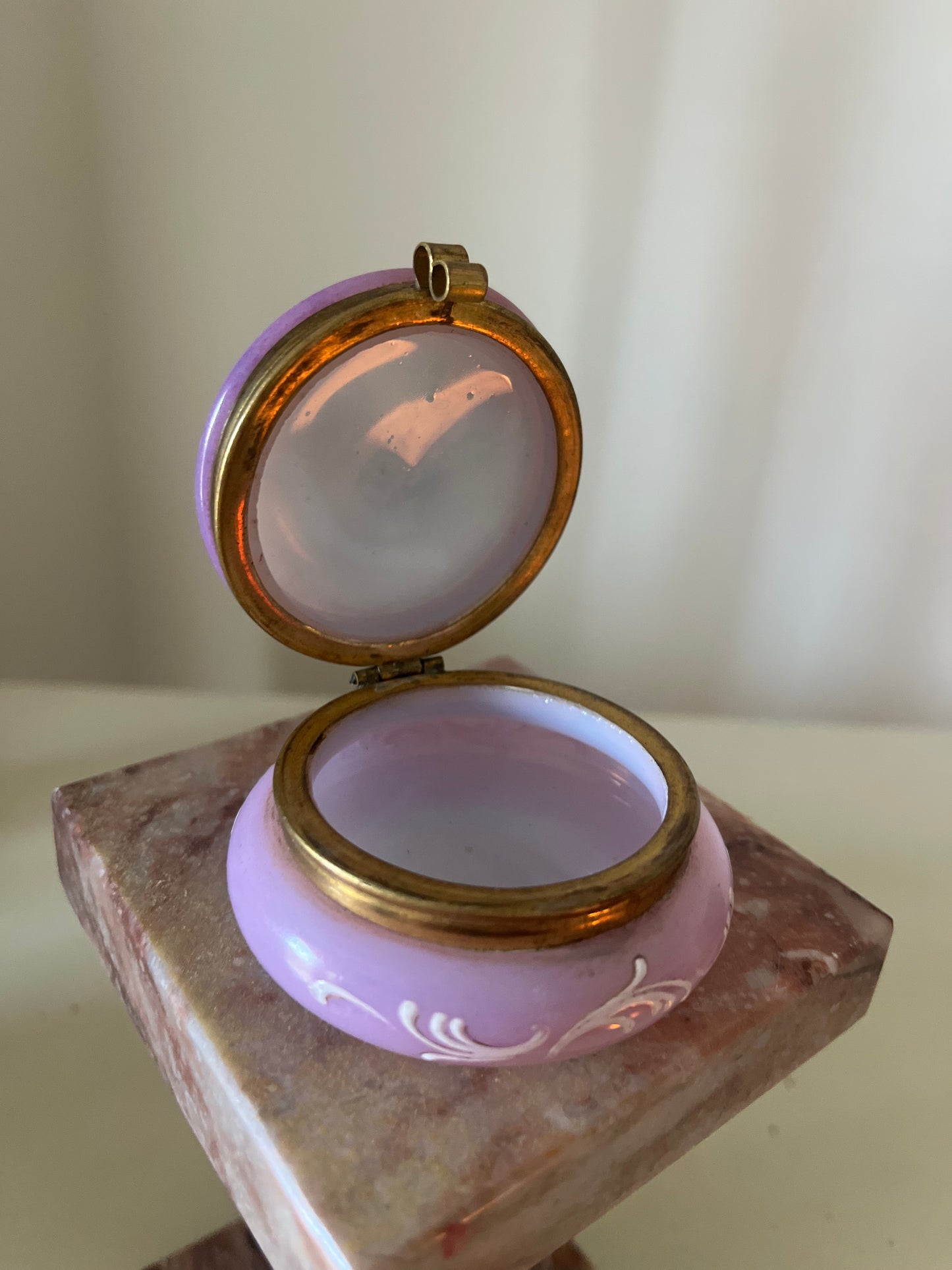 19th C.FRENCH OPALINE ART GLASS POWDER BOX WITH HAND PAINTED CHERUBS